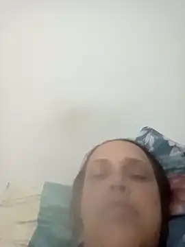 Snapshot of Crisribeiro chatting on 12-17-25, 02:45 Crisribeiro online show from 12-17-25, 02:45