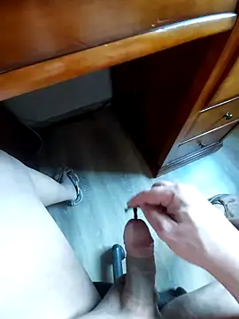 Snapshot of azery27000 chatting on 12-17-25, 01:39 azery27000 online show from 12-17-25, 01:39