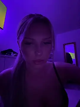 Snapshot of blondeeee chatting on 12-17-25, 05:52 blondeeee online show from 12-17-25, 05:52