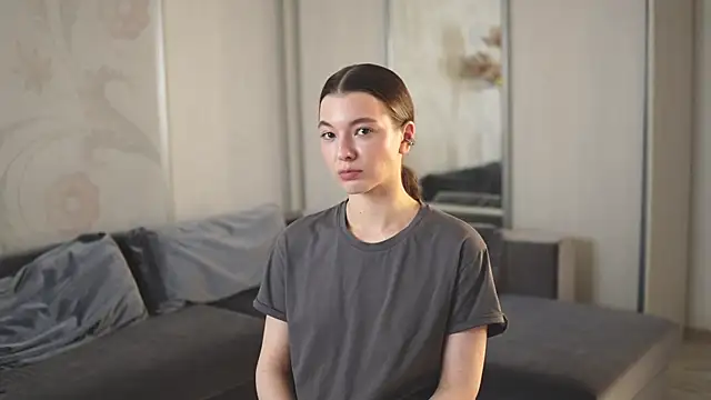 Snapshot of MoanBerry chatting on 10-15-25, 01:33 MoanBerry online show from 10-15-25, 01:33