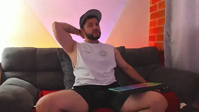 Snapshot of TomSloam chatting on 10-10-25, 05:45 TomSloam online show from 10-10-25, 05:45