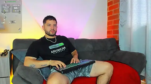 Snapshot of TomSloam chatting on 10-15-25, 01:00 TomSloam online show from 10-15-25, 01:00