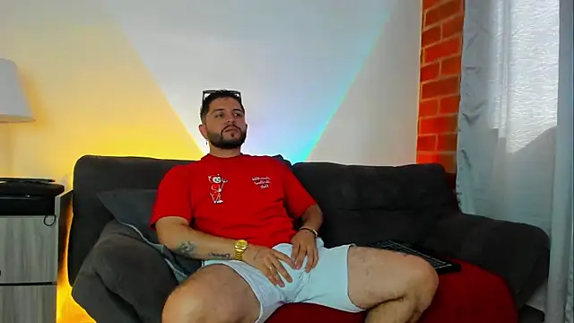 Snapshot of TomSloam chatting on 10-18-25, 01:45 TomSloam online show from 10-18-25, 01:45