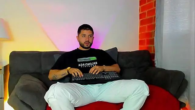 Snapshot of TomSloam chatting on 10-23-25, 07:56 TomSloam online show from 10-23-25, 07:56