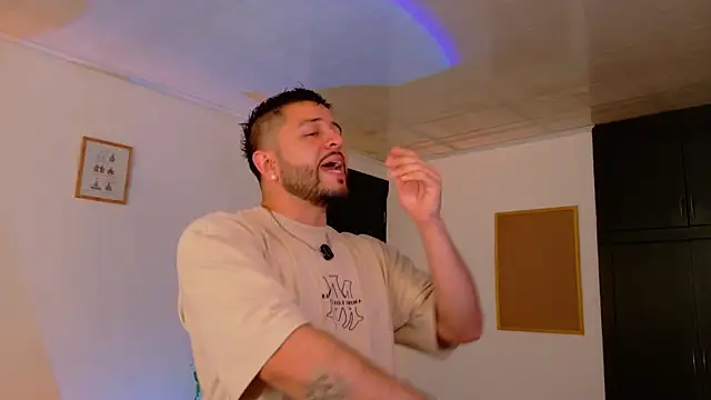 Snapshot of TomSloam chatting on 11-15-25, 05:31 TomSloam online show from 11-15-25, 05:31