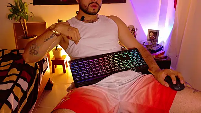 Snapshot of TomSloam chatting on 12-18-25, 04:29 TomSloam online show from 12-18-25, 04:29