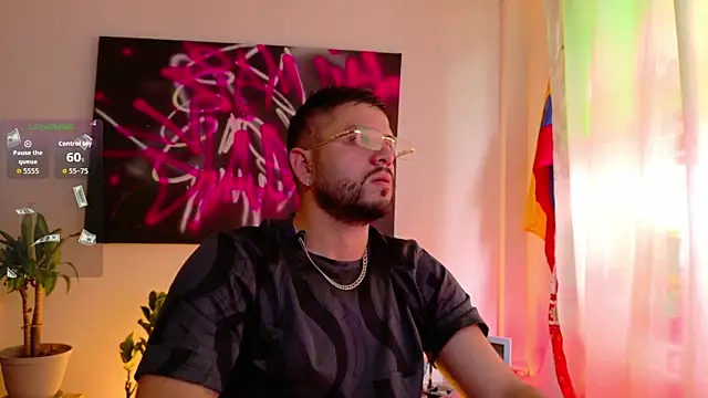 Snapshot of TomSloam chatting on 12-18-25, 04:35 TomSloam online show from 12-18-25, 04:35