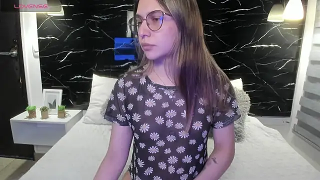 Snapshot of SWEET_MEELODY chatting on 10-25-25, 01:46 SWEET MEELODY online show from 10-25-25, 01:46