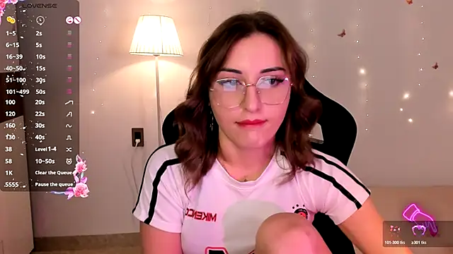 Snapshot of AmyVilvet_ chatting on 11-17-25, 06:14 AmyVilvet online show from 11-17-25, 06:14