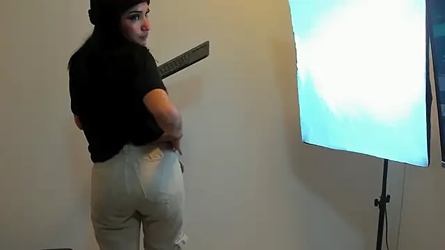 Daphne Nicolle online show from 10-15-25, 07:36
