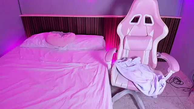 Snapshot of Athenea__fox chatting on 04-14-26, 12:11 Athenea fox online show from 04-14-26, 12:11