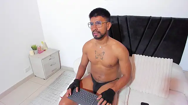 Taylormaccurdy  online show from 10-25-25, 03:29