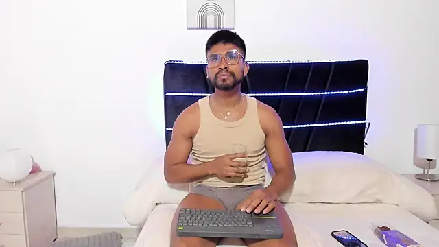 Taylormaccurdy  online show from 11-07-25, 01:44