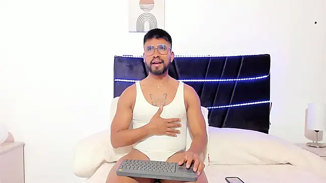 Taylormaccurdy  online show from 11-18-25, 04:00