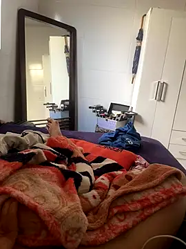 Snapshot of MCLZK chatting on 11-10-25, 06:18 MCLZK online show from 11-10-25, 06:18