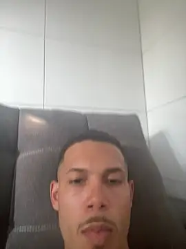 Snapshot of MCLZK chatting on 02-25-26, 07:45 MCLZK online show from 02-25-26, 07:45