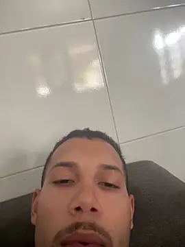 Snapshot of MCLZK chatting on 03-10-26, 06:13 MCLZK online show from 03-10-26, 06:13