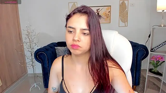 Snapshot of zharaa_fox chatting on 10-25-25, 04:09 zharaa fox online show from 10-25-25, 04:09