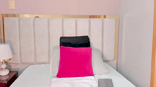 Snapshot of AriadnaHolt chatting on 12-14-25, 03:17 AriadnaHolt online show from 12-14-25, 03:17