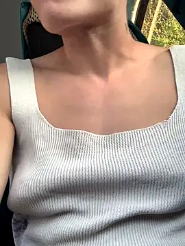 Snapshot of GoldenPussy1329 chatting on 10-17-25, 04:20 GoldenPussy1329 online show from 10-17-25, 04:20