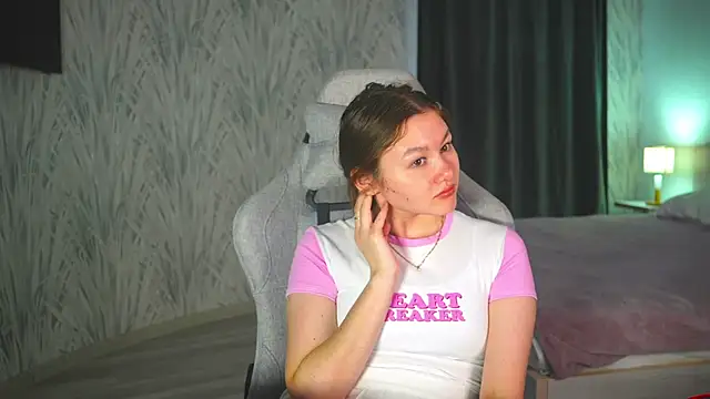 Snapshot of LewisThrone chatting on 09-28-25, 04:29 LewisThrone online show from 09-28-25, 04:29