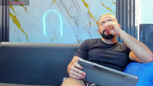 Snapshot of isaac_franko chatting on 11-05-25, 01:11 isaac franko online show from 11-05-25, 01:11