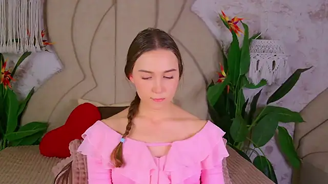 OliviaLay online show from 11-18-25, 05:28