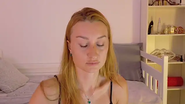 Snapshot of MysticRoxanne chatting on 10-01-25, 07:42 MysticRoxanne online show from 10-01-25, 07:42