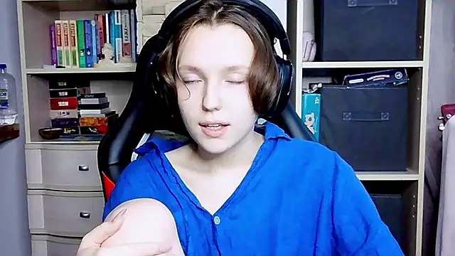 Snapshot of Diana-back chatting on 10-12-25, 07:40 Diana-back online show from 10-12-25, 07:40