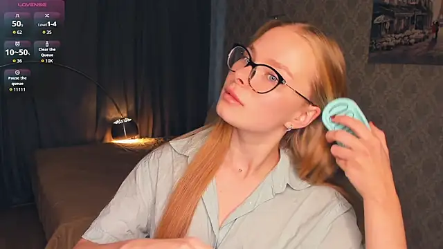 LibbyVenzeio online show from 11-17-25, 07:03