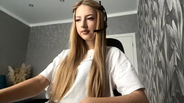 Snapshot of HollyCroker chatting on 10-09-25, 07:17 HollyCroker online show from 10-09-25, 07:17