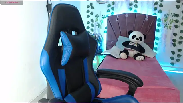 Snapshot of Chloe-laurent03 chatting on 10-21-25, 08:31 Chloe-laurent03 online show from 10-21-25, 08:31