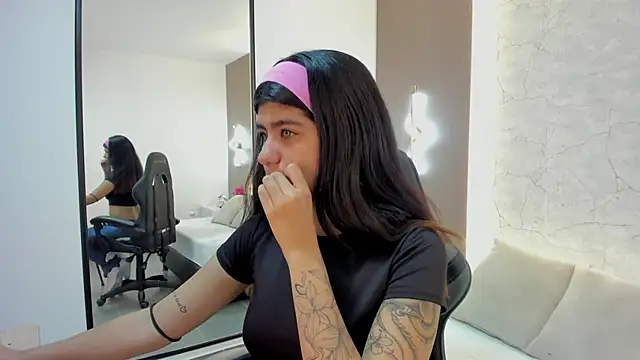 Snapshot of fiorella18_ chatting on 11-14-25, 02:10 fiorella18 online show from 11-14-25, 02:10