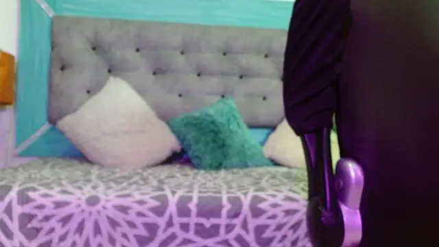 Snapshot of roxx_iie chatting on 11-14-25, 11:24 roxx iie online show from 11-14-25, 11:24