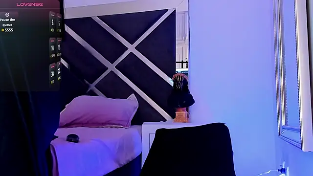 Snapshot of Neereth chatting on 10-08-25, 09:01 Neereth online show from 10-08-25, 09:01