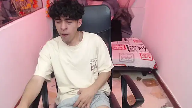 Liil boy online show from 10-17-25, 03:53