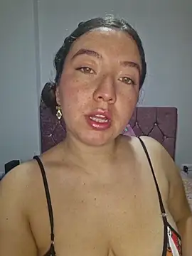 Snapshot of annyaparis chatting on 12-01-25, 11:10 annyaparis online show from 12-01-25, 11:10