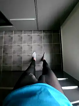 Snapshot of rezzzze chatting on 10-28-25, 02:31 rezzzze online show from 10-28-25, 02:31