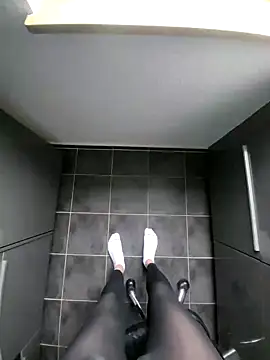 Snapshot of rezzzze chatting on 10-31-25, 02:29 rezzzze online show from 10-31-25, 02:29