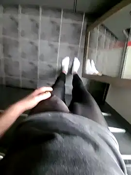 Snapshot of rezzzze chatting on 11-10-25, 08:35 rezzzze online show from 11-10-25, 08:35