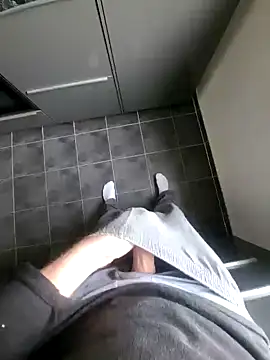 Snapshot of rezzzze chatting on 11-13-25, 11:42 rezzzze online show from 11-13-25, 11:42