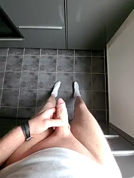 Snapshot of rezzzze chatting on 11-19-25, 10:59 rezzzze online show from 11-19-25, 10:59