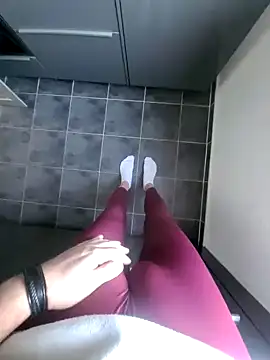 Snapshot of rezzzze chatting on 11-27-25, 10:28 rezzzze online show from 11-27-25, 10:28