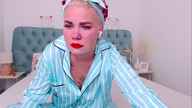 Naughty kittyy1 online show from 10-08-25, 11:52