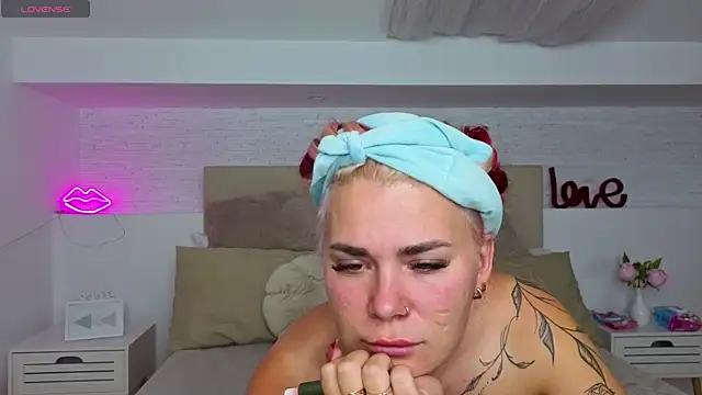 Naughty kittyy1 online show from 10-10-25, 06:01