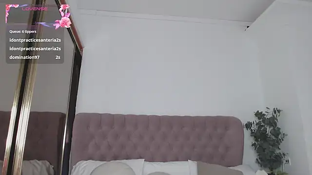 Naughty kittyy1 online show from 10-13-25, 08:47