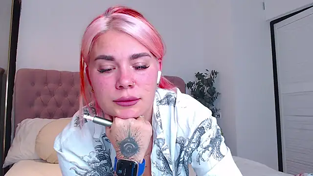Naughty kittyy1 online show from 10-14-25, 08:42