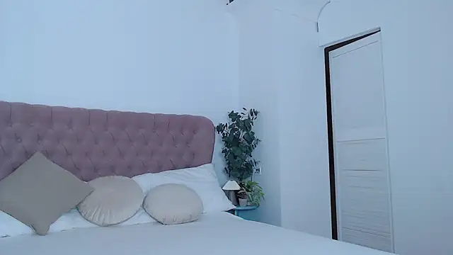Naughty kittyy1 online show from 10-16-25, 07:31