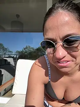 LaPetiteKim online show from 04-23-26, 08:02