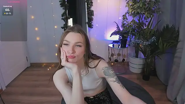 Snapshot of PollyMayer chatting on 12-14-25, 08:46 PollyMayer online show from 12-14-25, 08:46